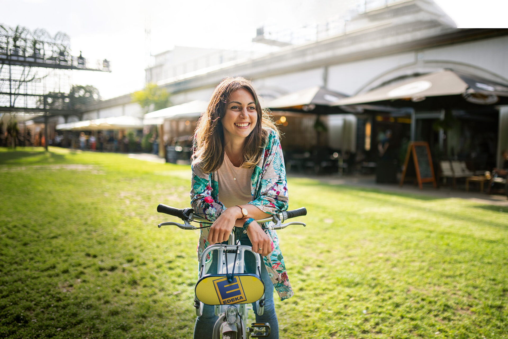 Drei nextbike Berlin Leihräder mit Edeka branding an einer Station