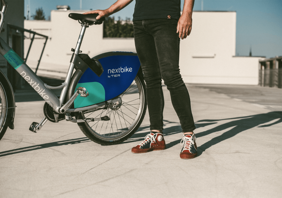 Mann steht neben nextbike Fahrrad