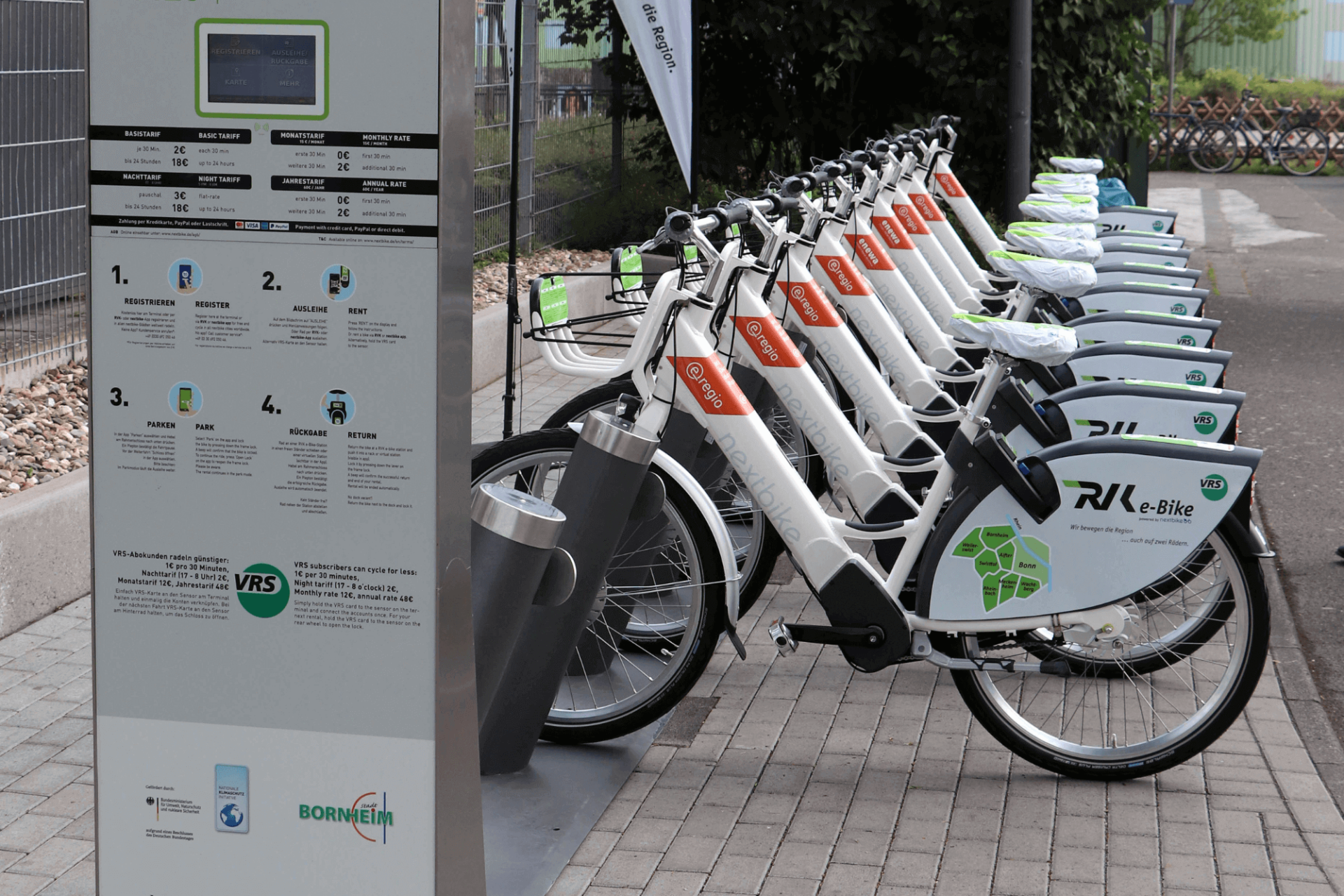 Mehrere RVK e-Bikes aufgereiht an einer Station.