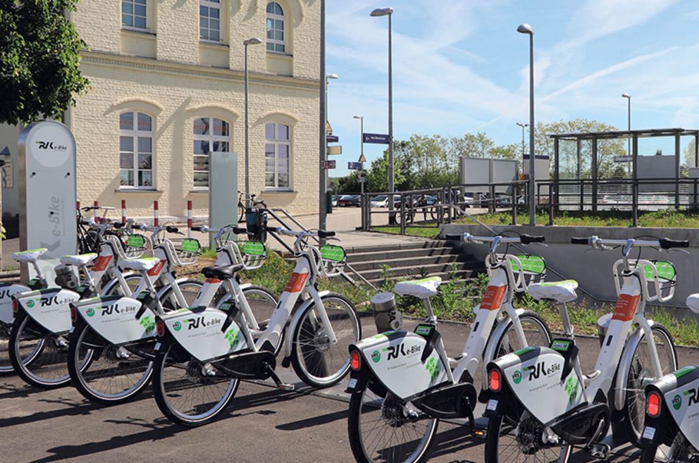 Mehrere RVK e-Bikes an einer RVK Station